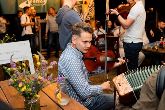 A BÁRHOLBAR itallapja a Nyárádmente Fesztivál folk kocsma programján