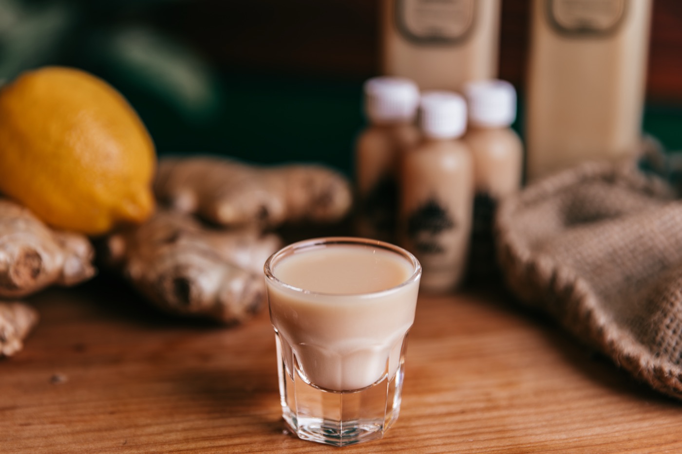 GingerKing gyömbérshot pohárban, gyömbérrel és citrommal
